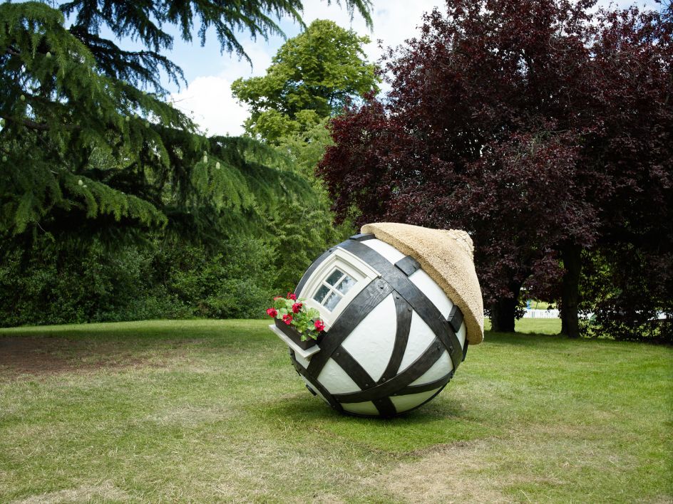 Lars Fisk, Tudor Ball, 2019, Marlborough, Frieze Sculpture 2019. Photo by Stephen White. Courtesy of Stephen White/Frieze