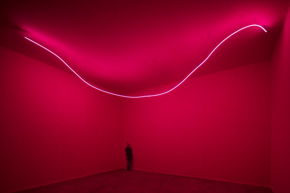 Lucio Fontana, Ambiente spaziale con neon, 1967/2017, installation view at Pirelli HangarBicocca, Milan, 2017. Courtesy Pirelli HangarBicocca, Milan. ©Fondazione Lucio Fontana Photo: Agostino Osio