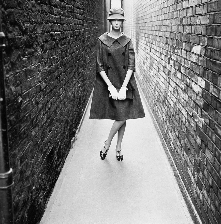 ‘Coming’, London, 1958, Norman Parkinson © Norman Parkinson / Iconic Images