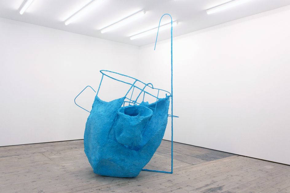 Olivia Bax, Monkey Cups , 2018. Steel, chicken wire, newspaper, glue, paint, plaster, 240 x 212 x 146 cm. Courtesy of Standpoint Gallery