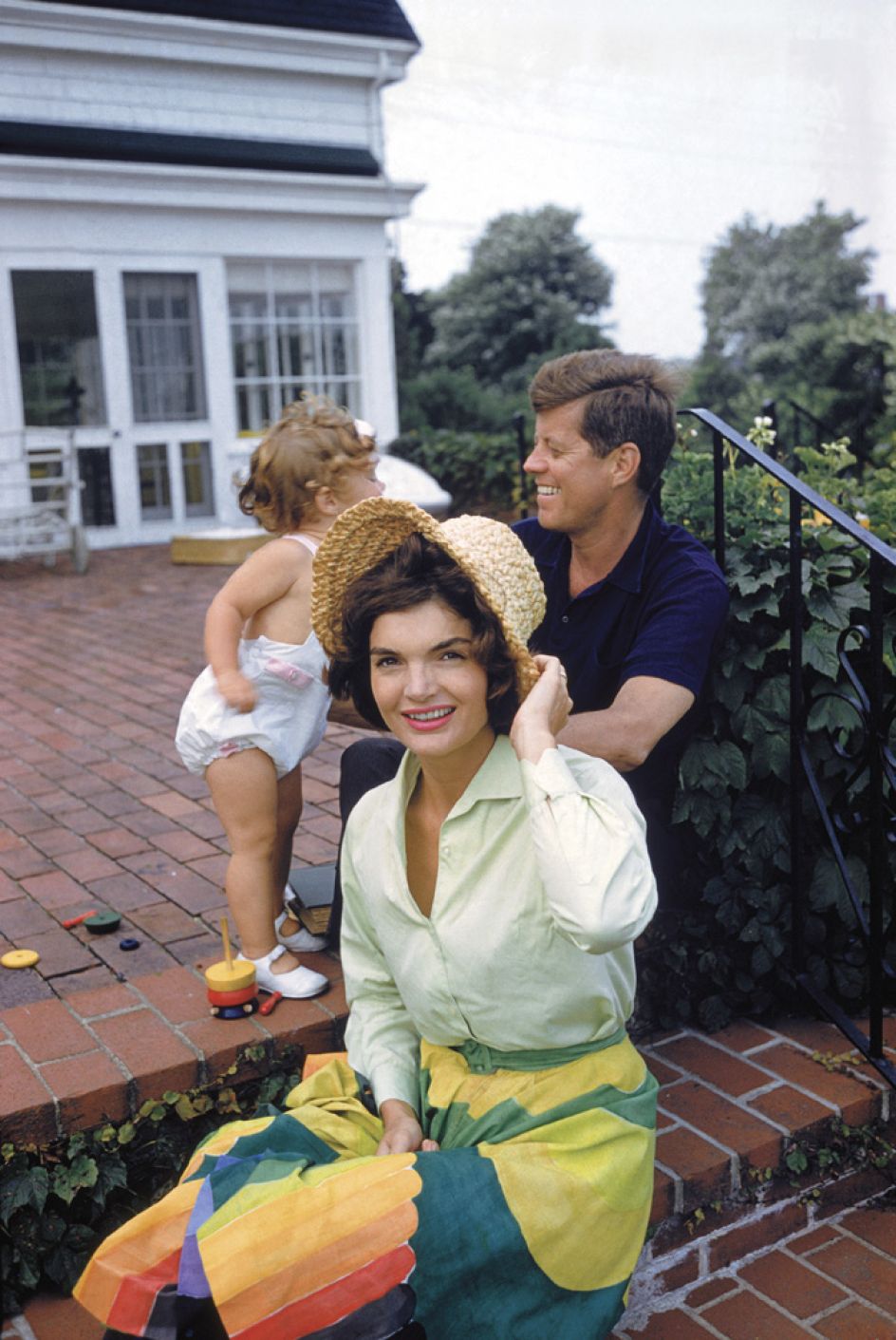 Jackie, JFK and Caroline, Hyannis Patio, 1959 © Mark Shaw / mptvimages.com