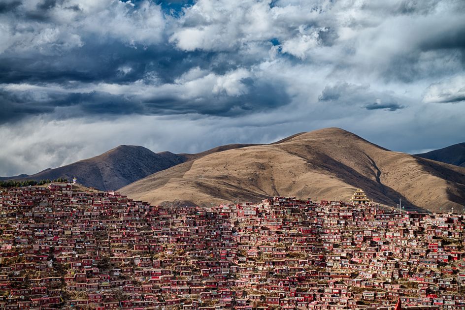 Larung Gar - Attila Balogh: Home of 40 thousand Buddhist monks in Sichuan province. (Open Architecture)