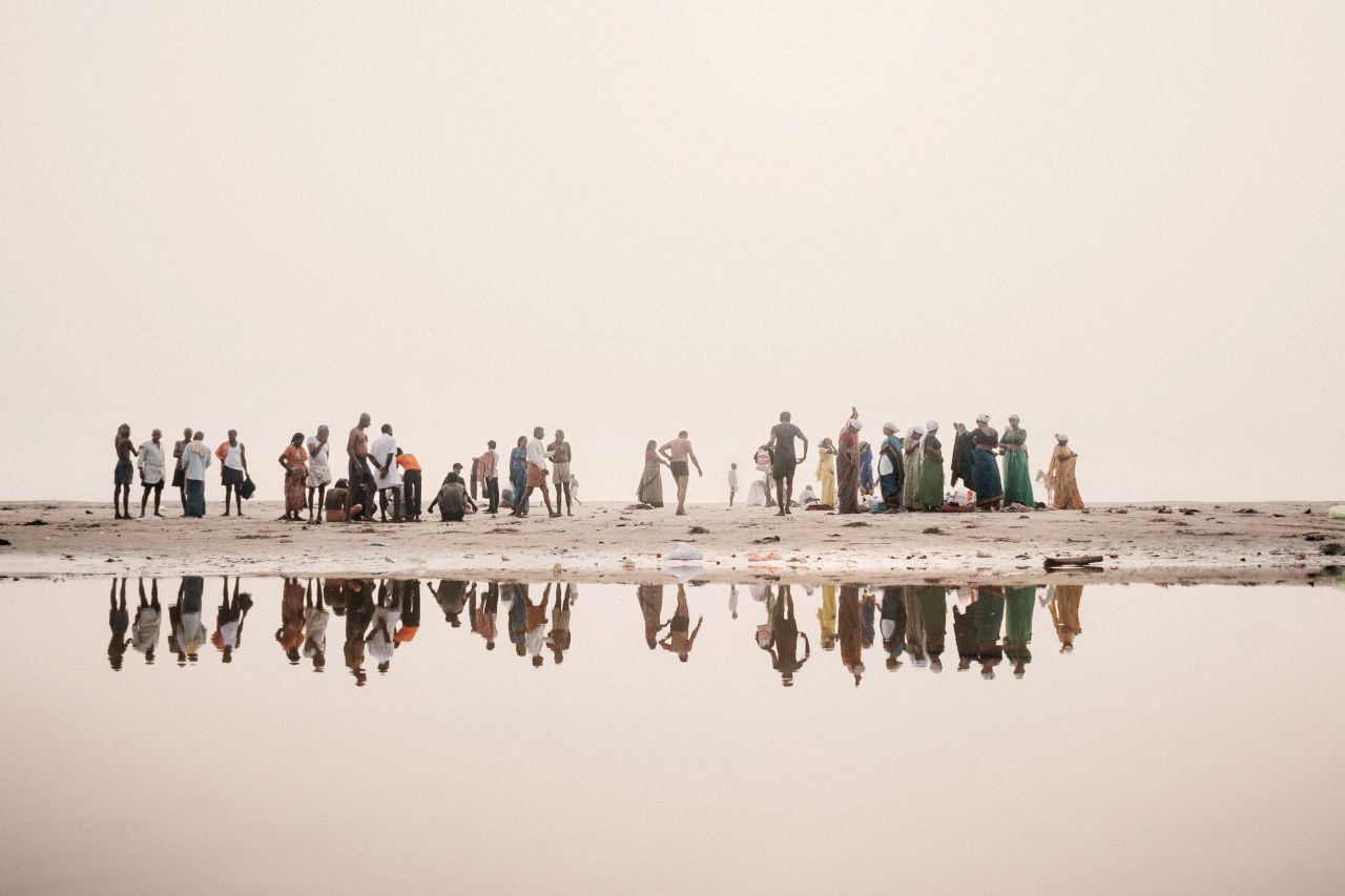 Hindu devotees along the banks of the Ganges getting ready to bathe in the water of the sacred river, Benares, 2008 © Giulio Di Sturco
