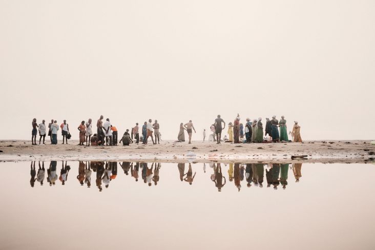Hindu devotees along the banks of the Ganges getting ready to bathe in the water of the sacred river, Benares, 2008 © Giulio Di Sturco