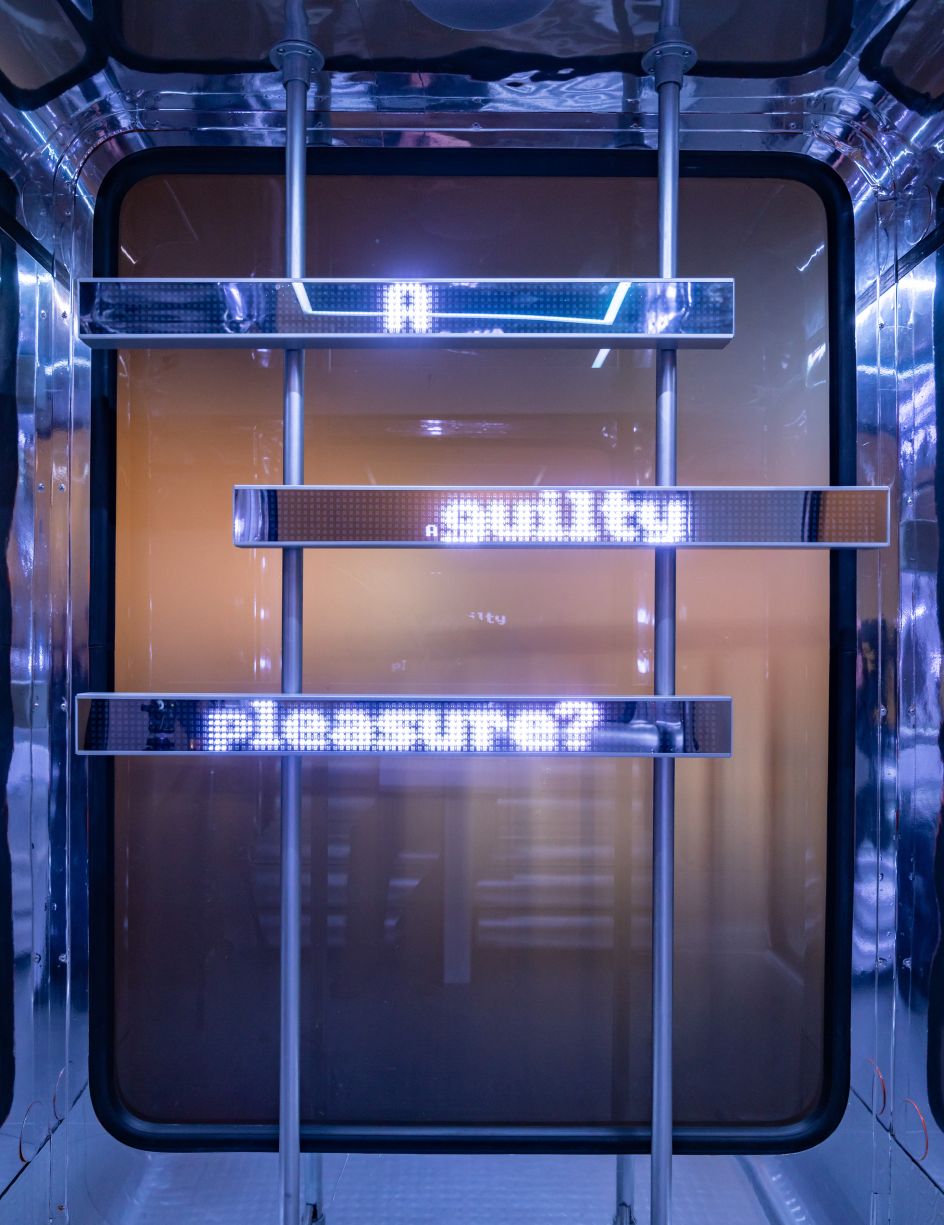 Juicy Booth © Annie Frost Nicholson. Photography: John Sturrock