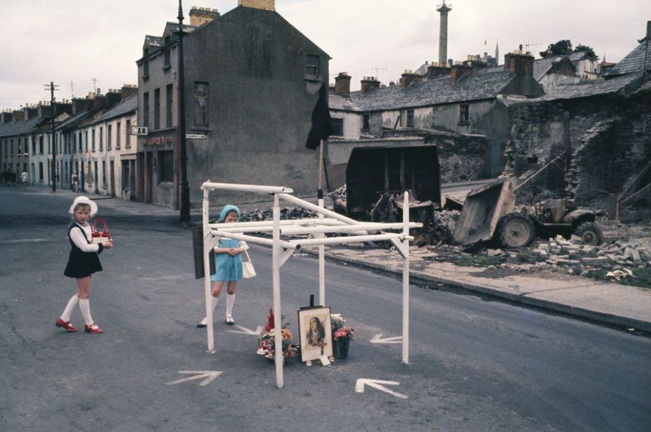 Akihiko Okamura - Northern Ireland, 1970s © Akihiko Okamura / Courtesy of the Estate of Akihiko Okamura, Hakodate, Japan