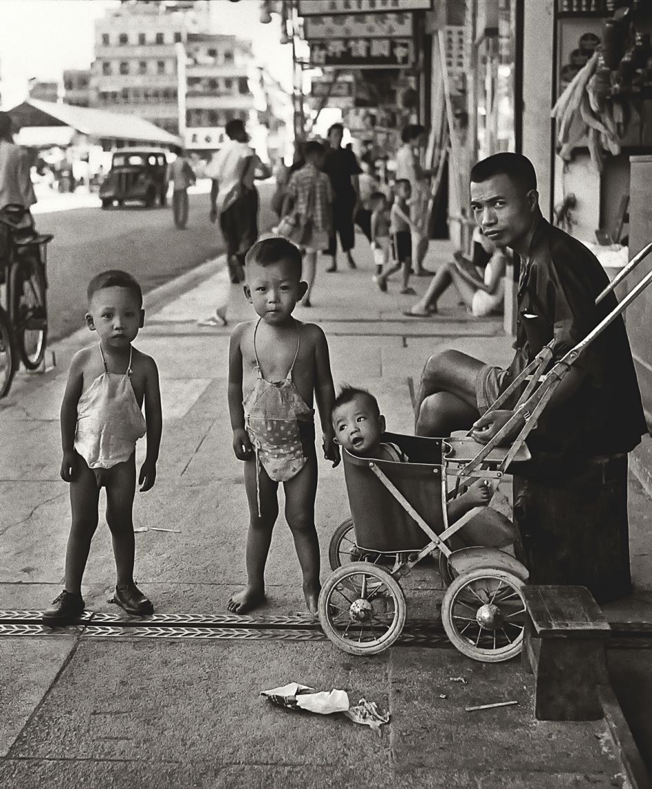 Fan Ho 'Waiting for Mom(媽媽終會回來)' Hong Kong 1950s and 60s, courtesy of Blue Lotus Gallery