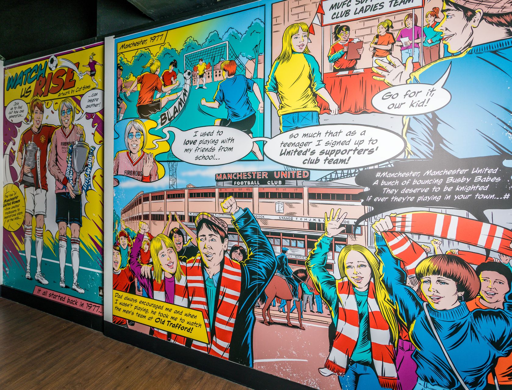 Кэт Симс была нанята создать центральное комикс-стильное произведение для новой выставки Манчестер Юнайтед, 'Watch Us Rise', в музеe Олд Траффорд
