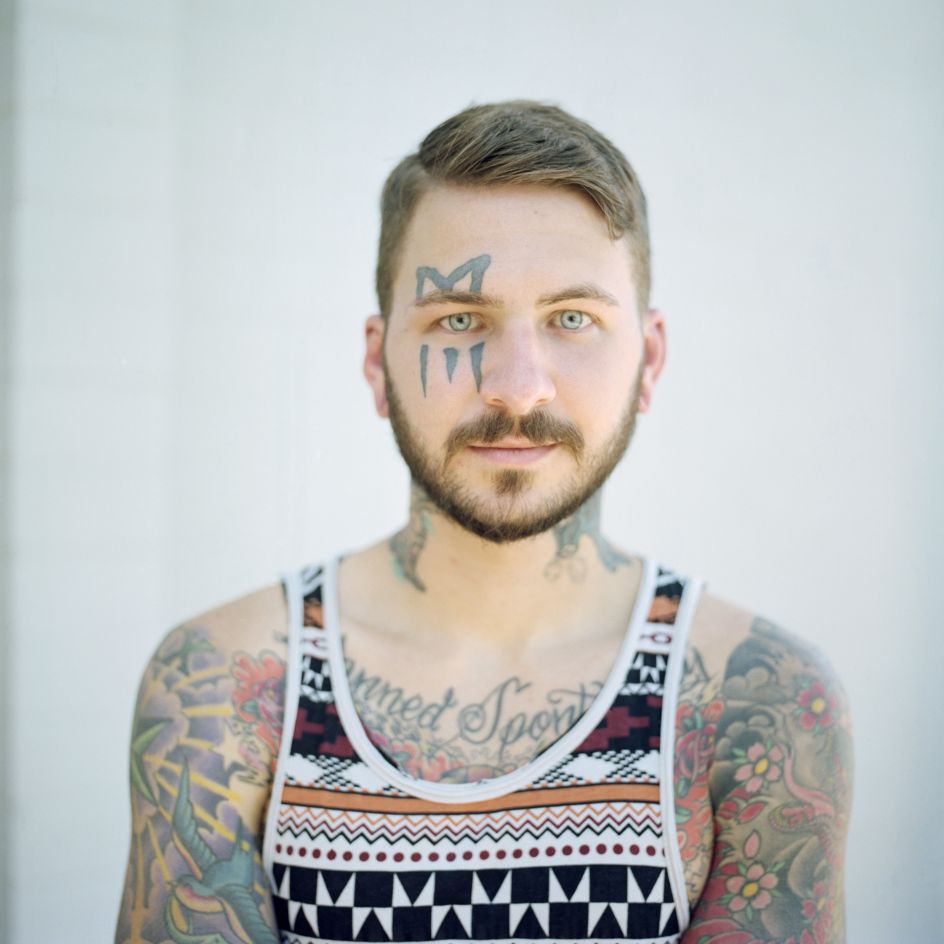 Joey, Los Angeles © Lia Darjes: “I was a pretty strong atheist and then I came across a copy of Michael Muhammad Knight’s novel ‘The Taqwacores’ about a fictional Muslim punk movement that kind of became true after being published. I purchased it, read it in just a couple of days and it opened my eyes a lot more to the religion.[…] In a way, I was very orthodox in my thoughts when putting the LGBT community and Islam together. Because on first sight, it looks dark when you look in the Quran and the Hadiths, it clearly can’t be OK. But then you can read other sources, other verses of the Quran, other Hadiths, and it gets clear that it is all a question of how you decide to interpret it.”