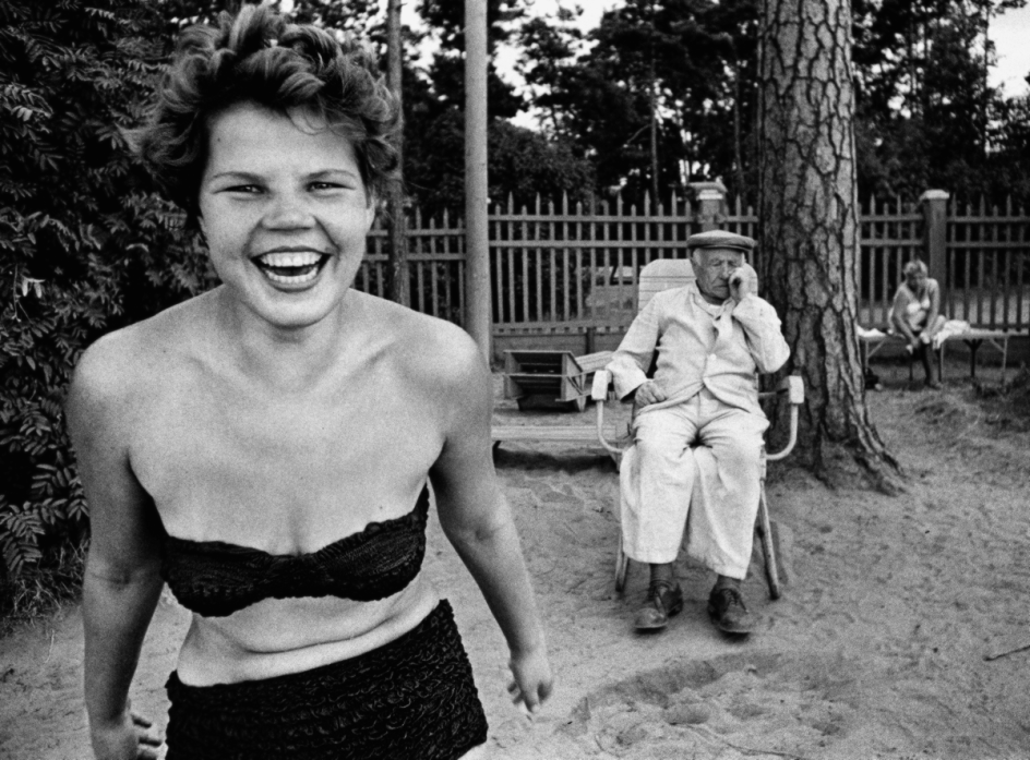 Bikini, Moscova river’s beach, Moscow, 1959 © William Klein