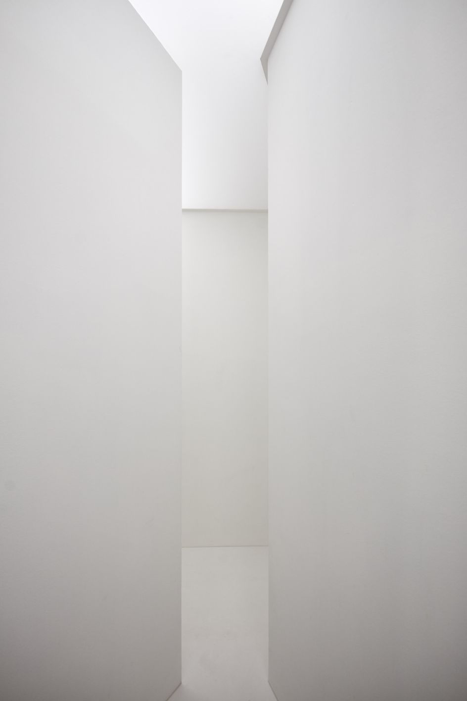 Lucio Fontana, Ambiente spaziale in Documenta 4, a Kassel, 1968/2017, installation view at Pirelli HangarBicocca, Milan, 2017. Courtesy Pirelli HangarBicocca, Milan. ©Fondazione Lucio Fontana Photo: Agostino Osio