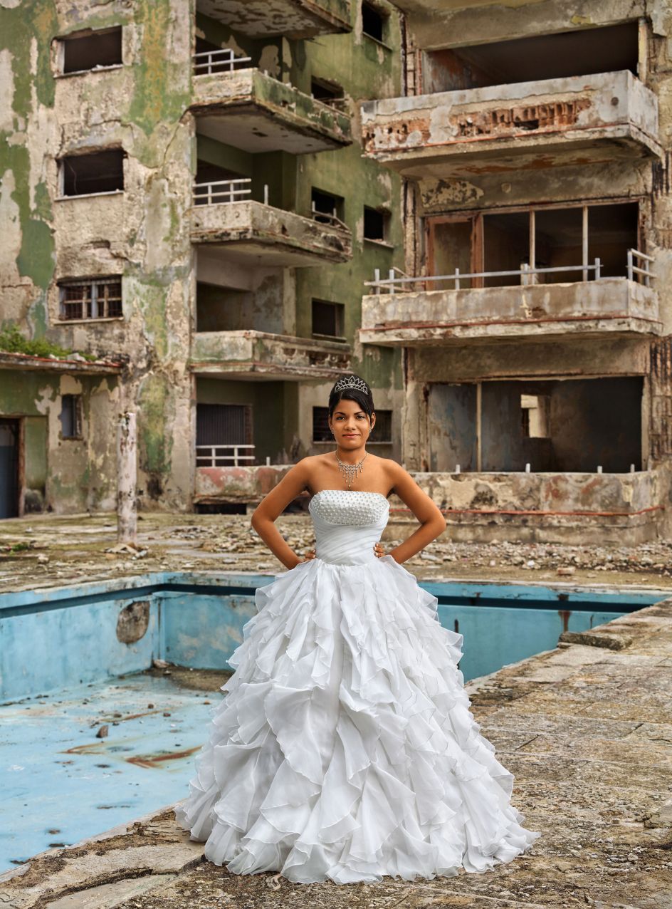 Melany Linares Díaz, La Habana, Playa, Miramar, La Puntilla, 2015 framed chromogenic print mounted to Alu-Dibond paper: 90 15/16 x 68 5/16 inches (231 x 173.5 cm) framed: 92 1/2 x 69 7/8 x 2 3/16 inches (235 x 177.5 x 5.5 cm) edition of 5 with 2 APs © Frank Thiel / VG Bild-Kunst, Bonn Courtesy: Sean Kelly, New York