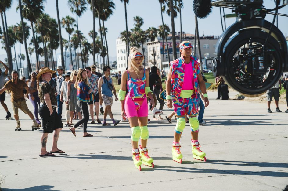 Margot Robbie and Ryan Gosling on the set of Warner Bros. Pictures’ Barbie, a Warner Bros. Pictures release. Image credit: Atsushi Nishijiima © 2023 Warner Bros. Entertainment Inc. All Rights Reserved.