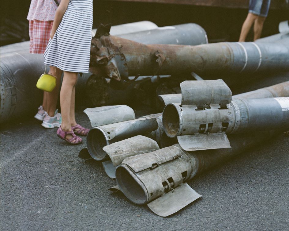 Exhibition of destroyed Russian military vehicles. Maidan Nezalezhnosti (Independence Square), Kyiv, Ukraine. 2022 © Ira Lupu