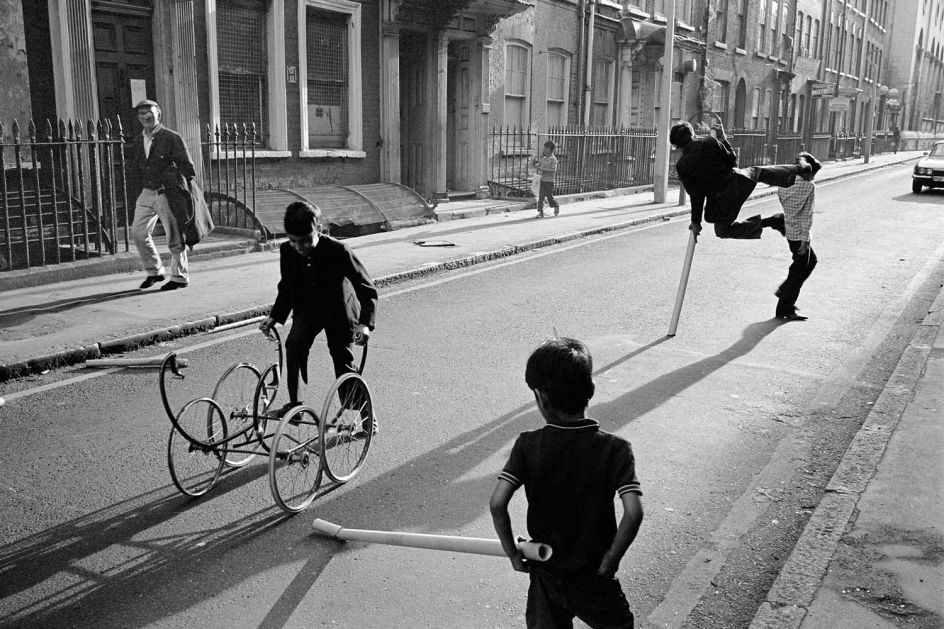 Fournier Street,London E1 1974 © Paul Trevor