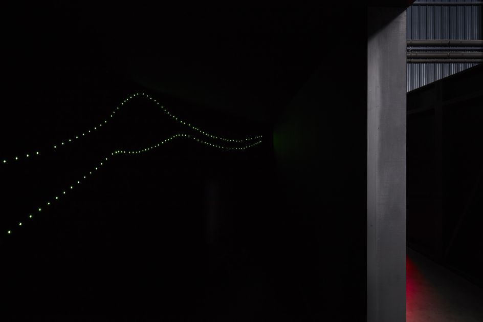 Lucio Fontana in collaboration with Nanda Vigo, Ambiente spaziale: “Utopie”, nella XIII Triennale di Milano, 1964/2017, installation view at Pirelli HangarBicocca, Milan, 2017. Courtesy Pirelli HangarBicocca, Milan. ©Fondazione Lucio Fontana Photo: Agostino Osio