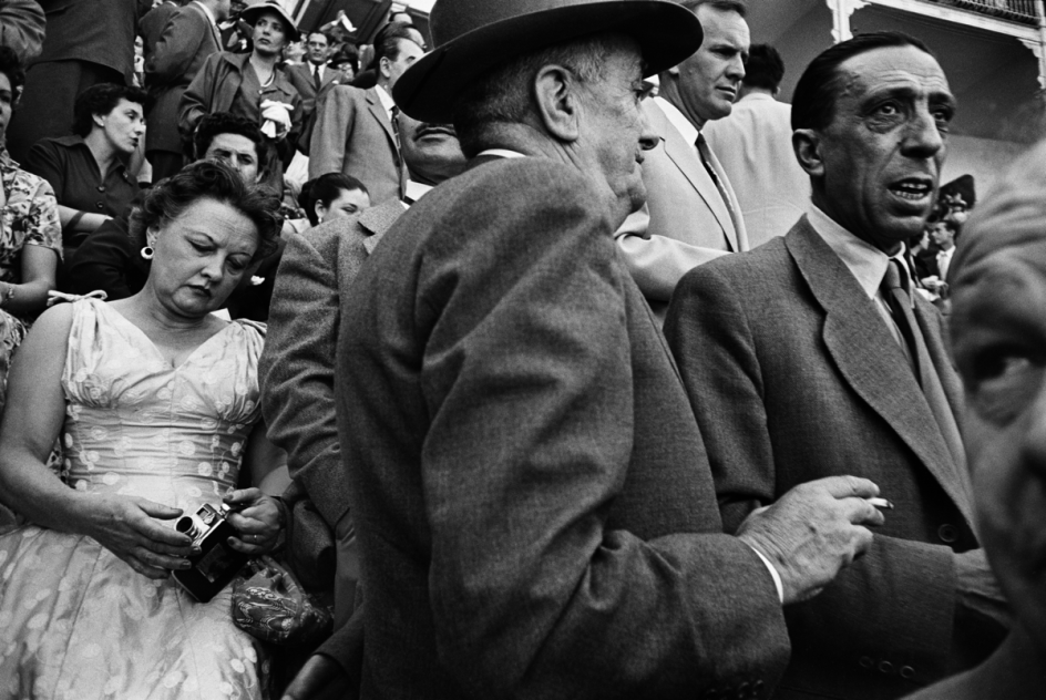 Corrida tribune, Madrid, 1956 © William Klein