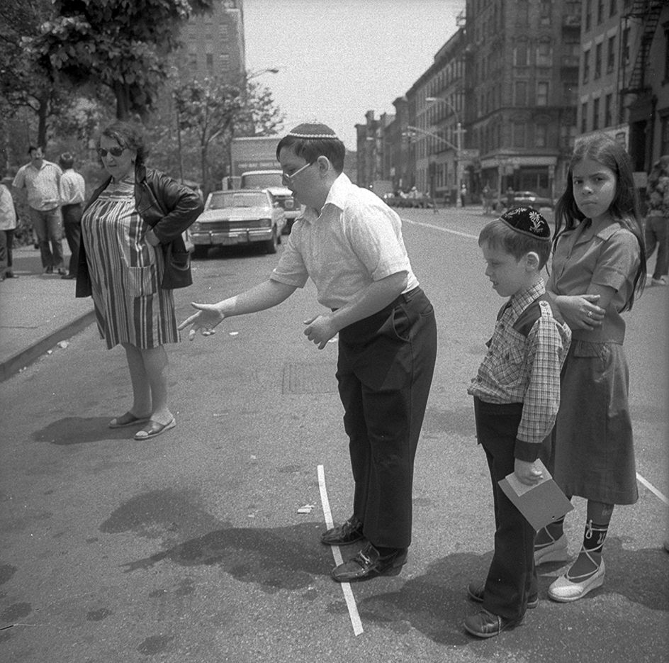 Ring Toss at The Lower East Side Street Festival, NY, June 1978 © Meryl Meisler