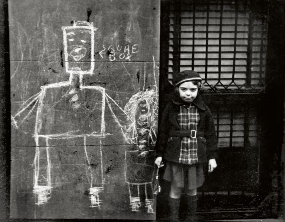 Helen Levitt, New York, 1938 Collection Martin Z. Margulies © Film Documents LLC / courtesy Galerie Thomas Zander, Cologne