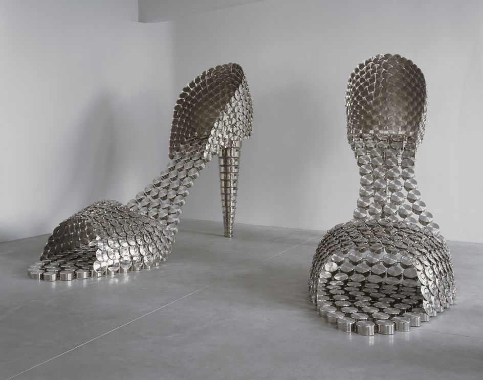 Joana Vasconcelos –  Marilyn (AP), 2011 Ollas y tapas de acero inoxidable y hormigón (2x) 297 x 155 x 410 cm Colección de la artista