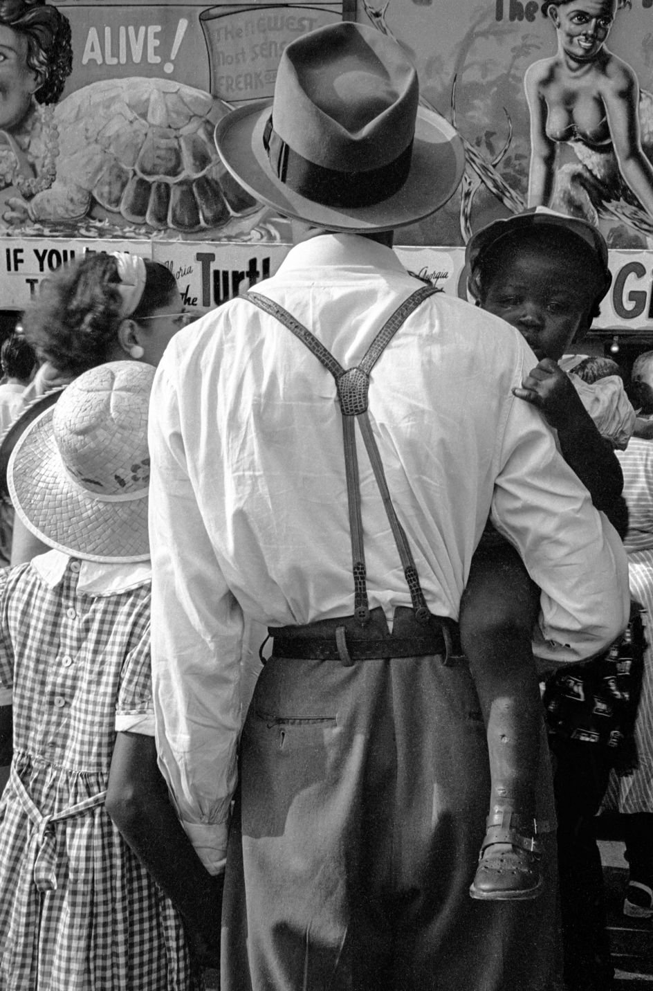 Man and Daughters at the Sideshow, 1950 © Estate of Harold Feinstein All rights reserved