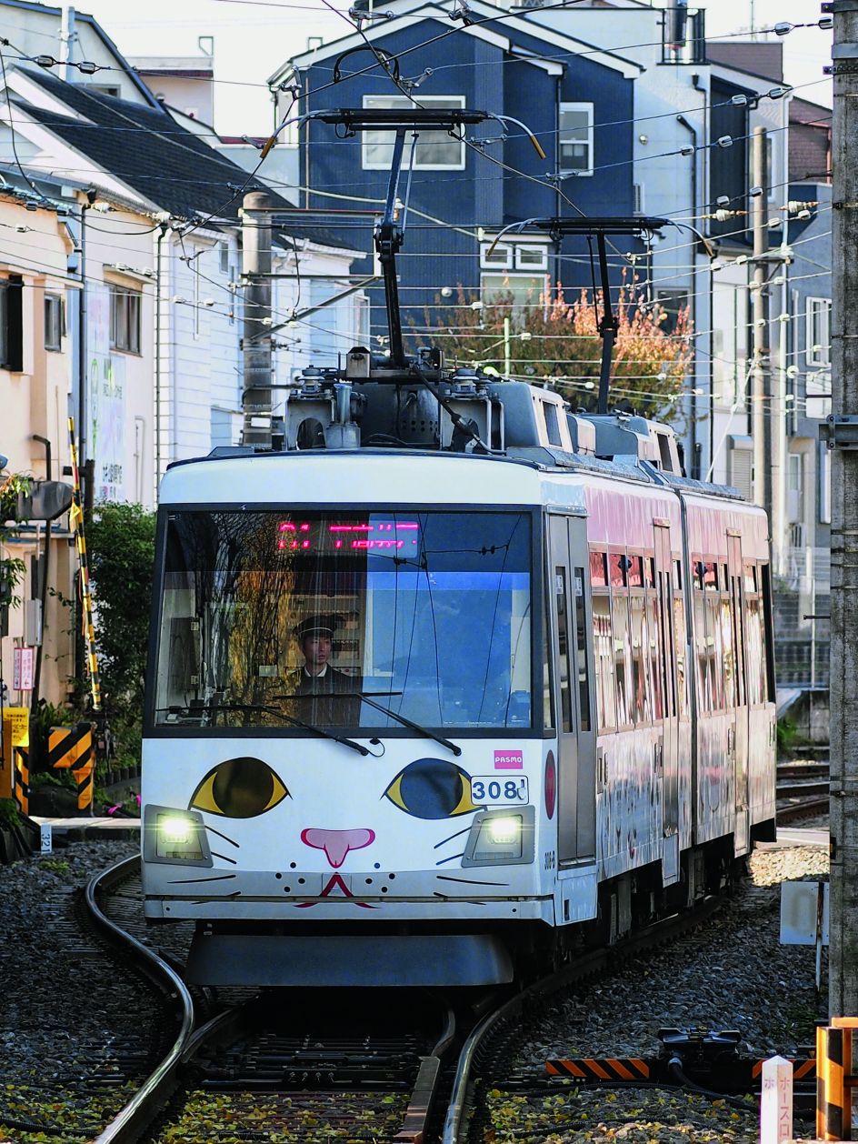 A manekineko tram on the Tokyu Etagaya Line. Gotukuji Temple, famed for its hundreds of manekineko, is found along this line. Photograph by Manami Okazaki