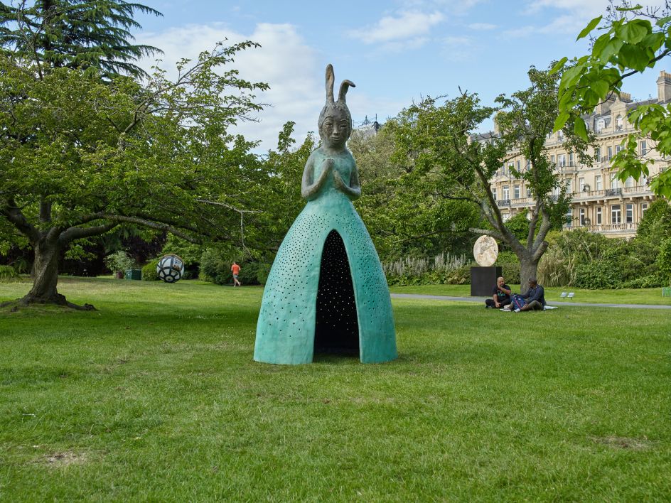 Leiko Ikemura, Frieze Sculpture 2019. Photo by Stephen White. Courtesy of Stephen White/Frieze