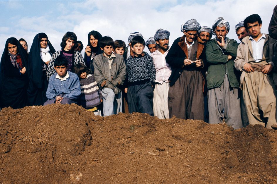 Villagers watch exhumation at a former Iraqi military headquarters outside Sulaymaniyah, Northern Iraq, 1991 © Susan Meiselas