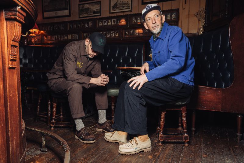 بارابوت × يونيفرسال وركس
يطلقان حذاءً صيفيًا بُني على الصداقة والحرفية وجمال العيوب