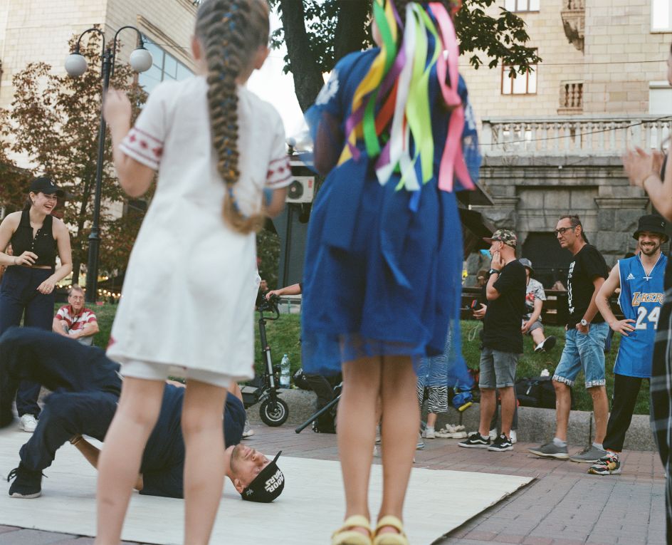 Street dancers on the Independence day celebration on the capital’s main Khreshchatyk street. The performance has been stopped because of the air raid alert. Kyiv, Ukraine, 2022 © Ira Lupu