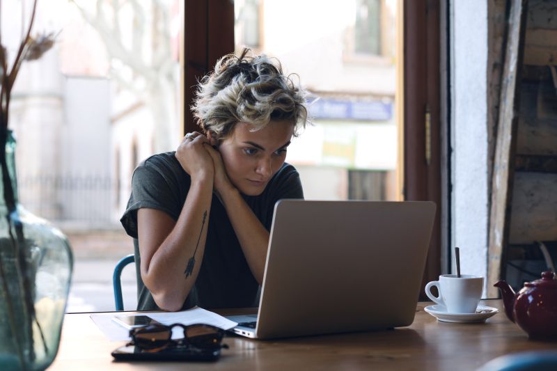 هل يُعَدُّ تقديمُ أعمالٍ مفاهيميّةٍ وكأنّها حقيقيةً أمراً أخلاقيًّا؟