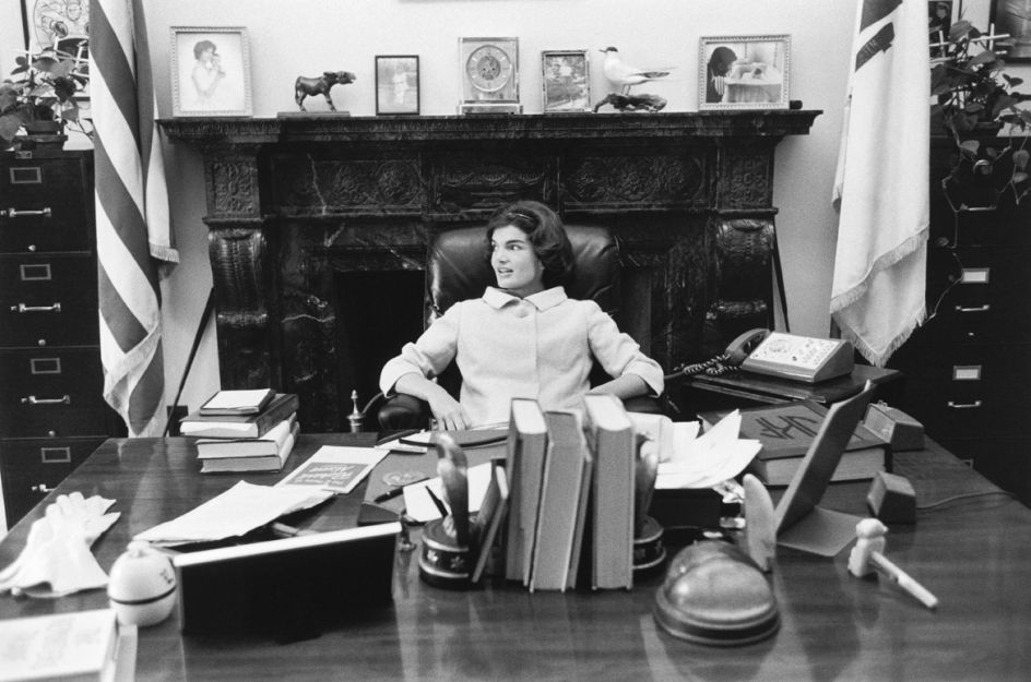 Jackie sits at JFK’s senate desk, Washington DC, 1959 © Mark Shaw / mptvimages.com