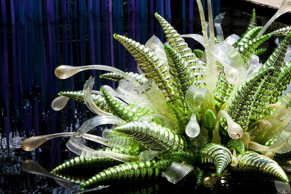 Green Hornets and Gold Waterdrops, 2010. Dale Chihuly © Chihuly Studios