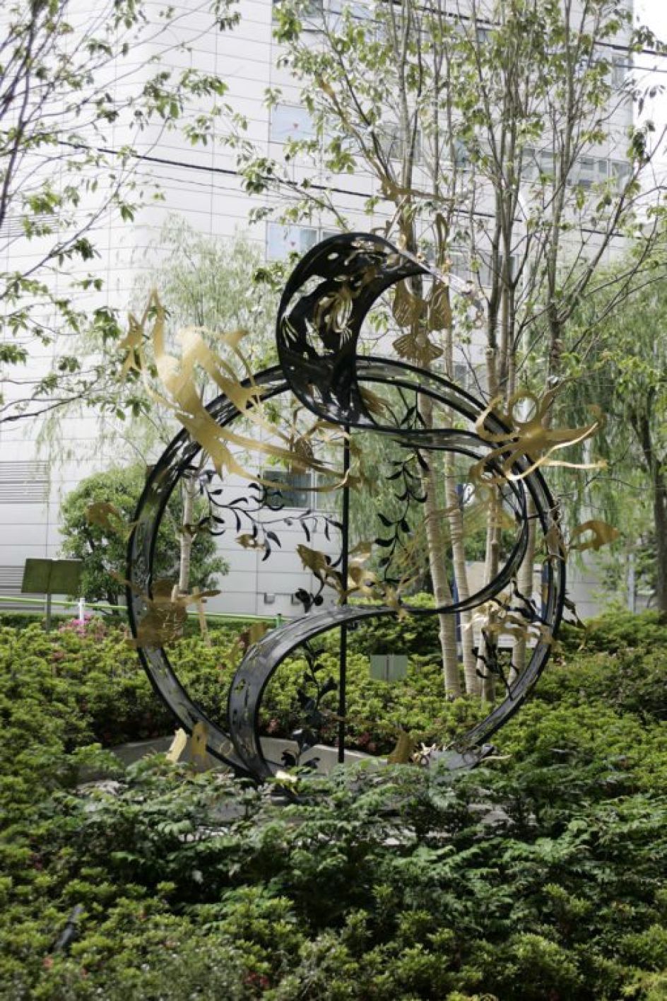 Ocean, 2011, Painted steel, 4.2 x 2.5 x 2.5 m.