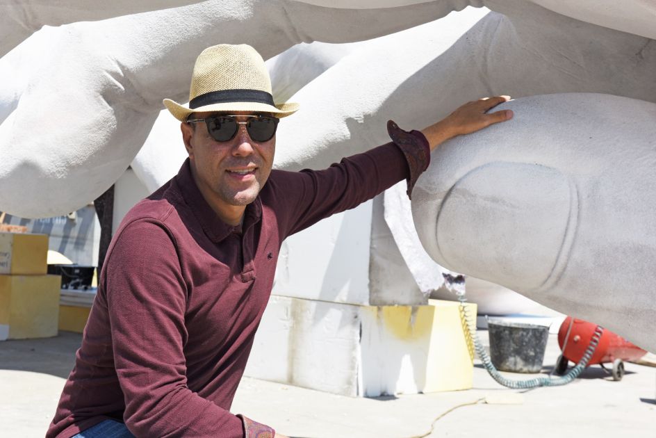 Lorenzo Quinn, Support, 2017 | Courtesy of Halcyon Gallery