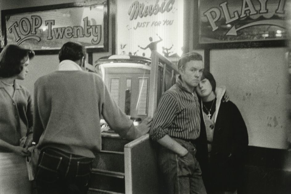 Teenagers and Jukebox, Hastings, England, 1960 © Bruce Davidson / Magnum Photos courtesy Howard Greenberg Gallery / Huxley Parlour Gallery