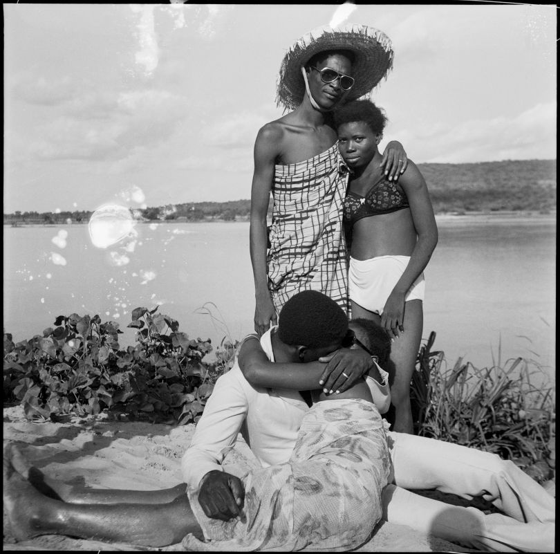 Les Retrouvailles au bord du fleuve Niger, 1974 - © Malick Sidibé | Courtesy Galerie MAGNIN-A, Paris