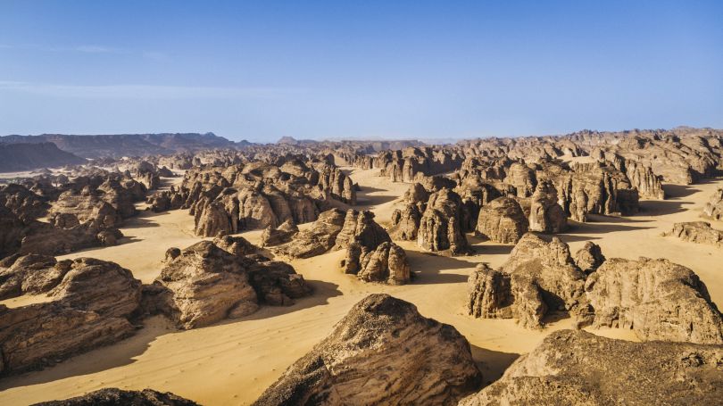 Warhol, Land Art, dan bangunan cermin raksasa yang terletak di lanskap gurun Arab Saudi kuno yang menakjubkan