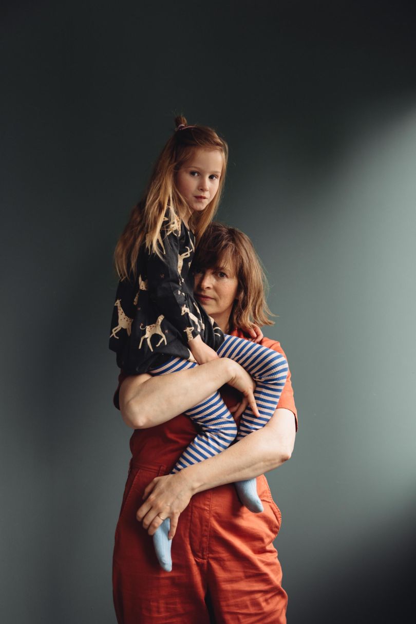 Fotografer Ola O. Smit bersama putri Zoe di studionya di London Timur