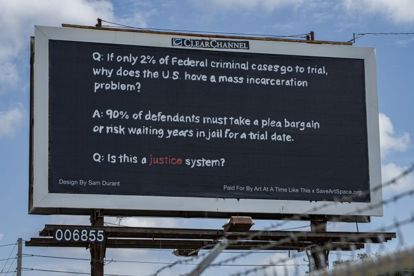 Protes proyek seni publik ‘8X5’ yang mencolok terhadap sistem peradilan pidana AS