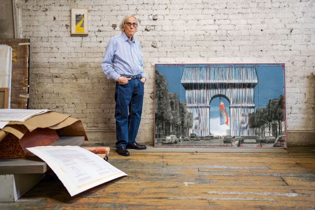 January 2020, New York City, Christo in his studio, with the large drawing L’Arc de Triomphe, Wrapped, (Project for Paris) Place de l’Etoile – Charles de Gaulle. Photo: © Wolfgang Volz