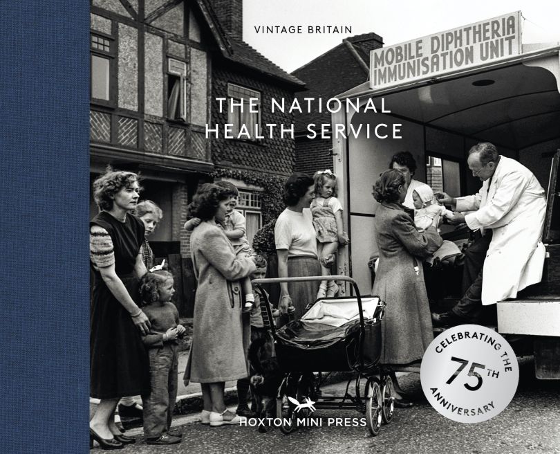 Sampul menunjukkan: Mobil imunisasi van di Portsmouth, 1951. Kampanye ekstensif melawan difteri diluncurkan pada tahun ini karena turunnya tingkat penerimaan, atau 'imunisasi apatis', demikian sebutannya.