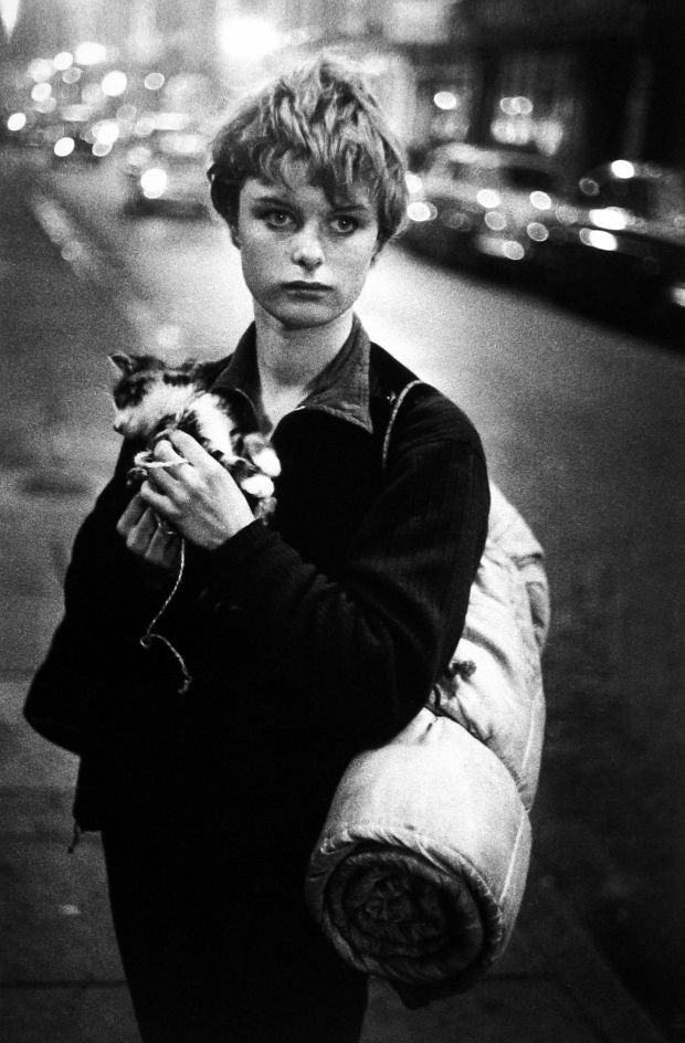 Girl holding kitten, London 1960 © Bruce Davidson / Magnum Photos courtesy Howard Greenberg Gallery / Huxley Parlour Gallery