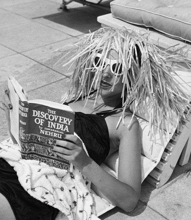 Cap d’Antibes chez André Dubonnet (femme lisant The discovery of India) © Ministère de la Culture - France / A.A.J.H.L