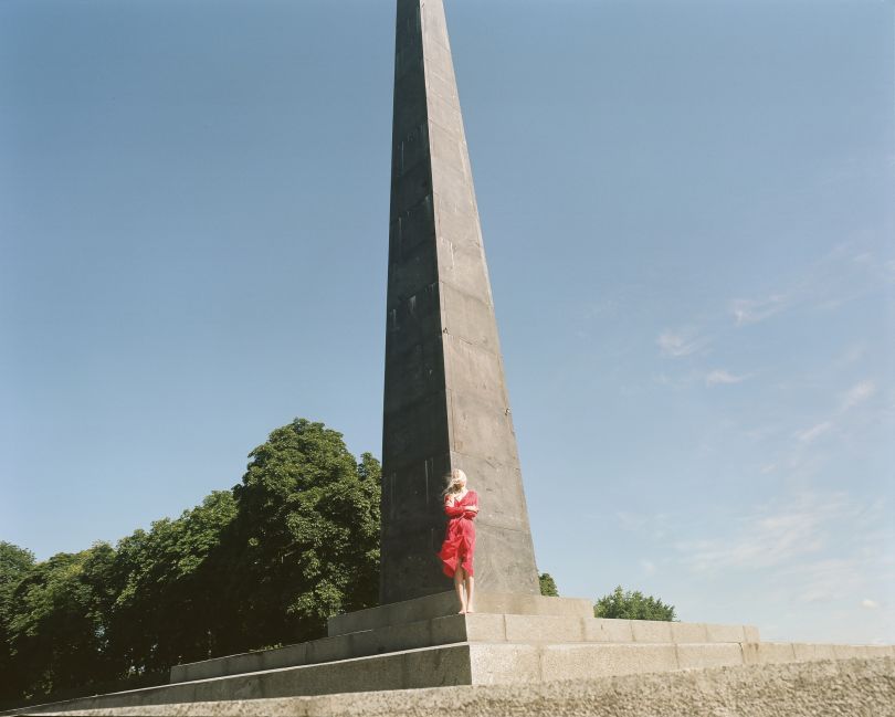 Artist Ksenia Bilyk by the Monument to the Unknown Soldier in Kyiv, Ukraine. 2022 © Ira Lupu