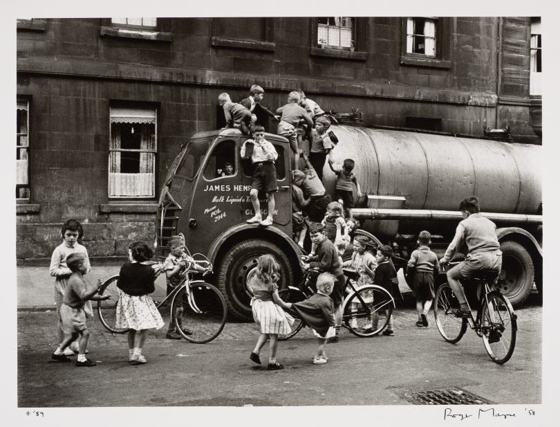 Roger Mayne, Children playing on a lorry, Glasgow, 1958 Silver gelatine print, 28.20 x 38.20 cm © Katkin Tremayne