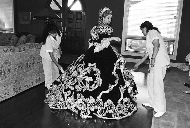 Laura Wilson, Debutante and her maids, Laredo, Texas February 18, 1994