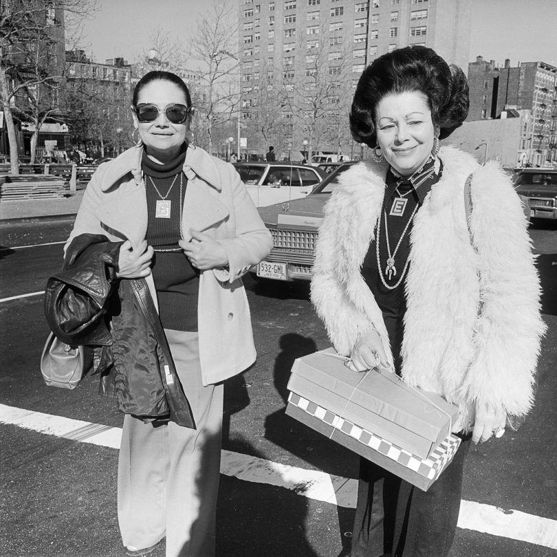 Women and Gift Boxes, NY, April 1978 © Meryl Meisler