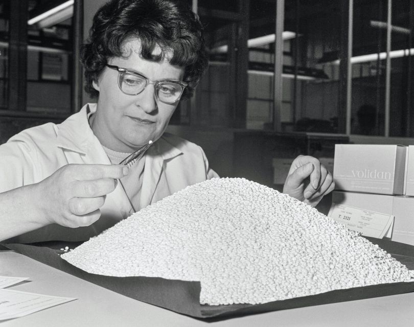 Memeriksa pil kontrasepsi di British Drug Houses Ltd., 1965