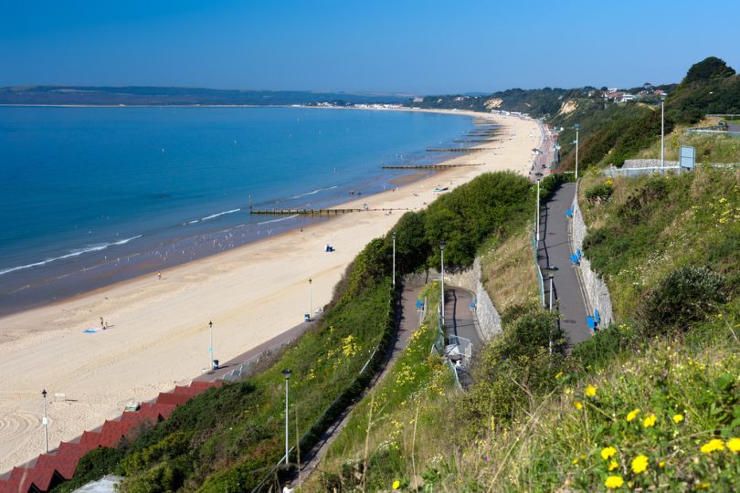 Bournemouth Beach to Sandbanks from the Zigzag cliff path / Shutterstock.com